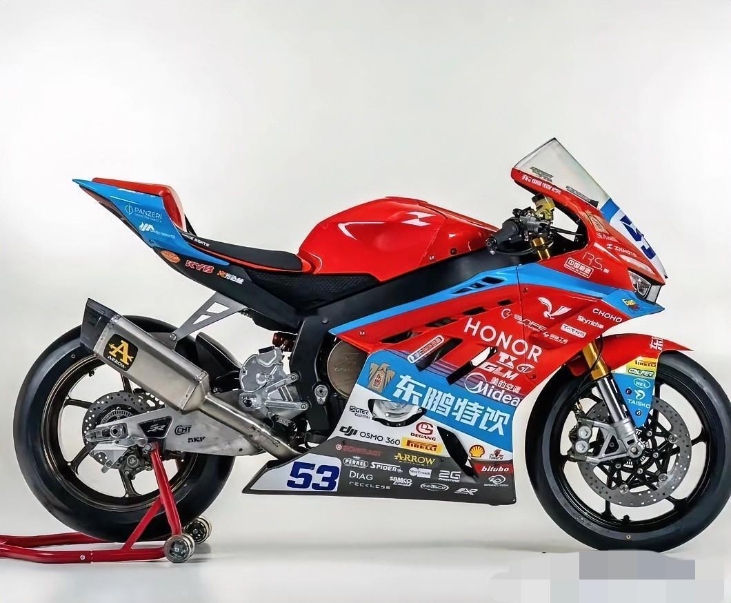 从“叫花子板”到赞助商天团，张雪机车凭什么引爆全网？张雪机车这次的新贴花一出