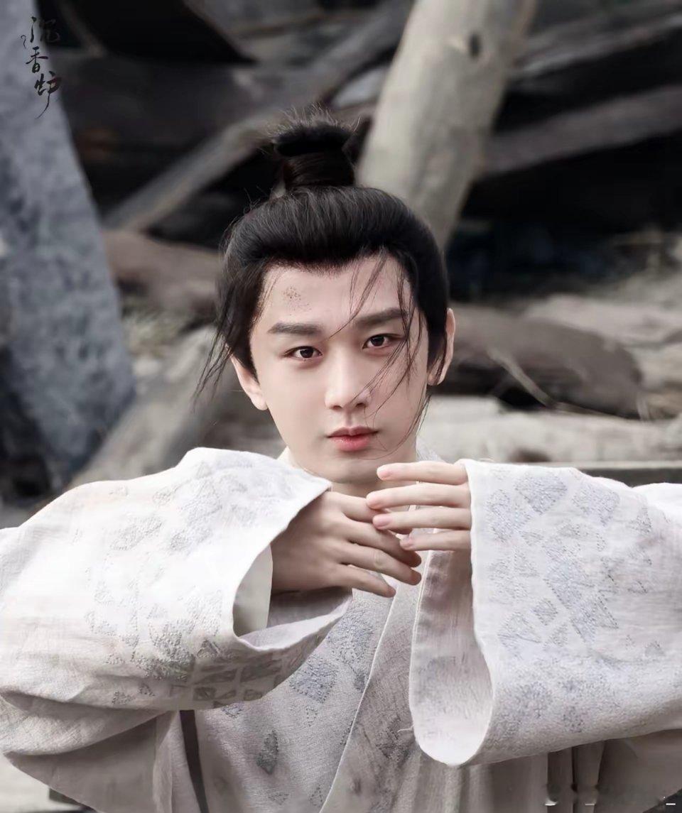 林更新这下坐不住了《两京十五日》是他第一部监制作品男主成毅今天头狠狠撞在房梁上了