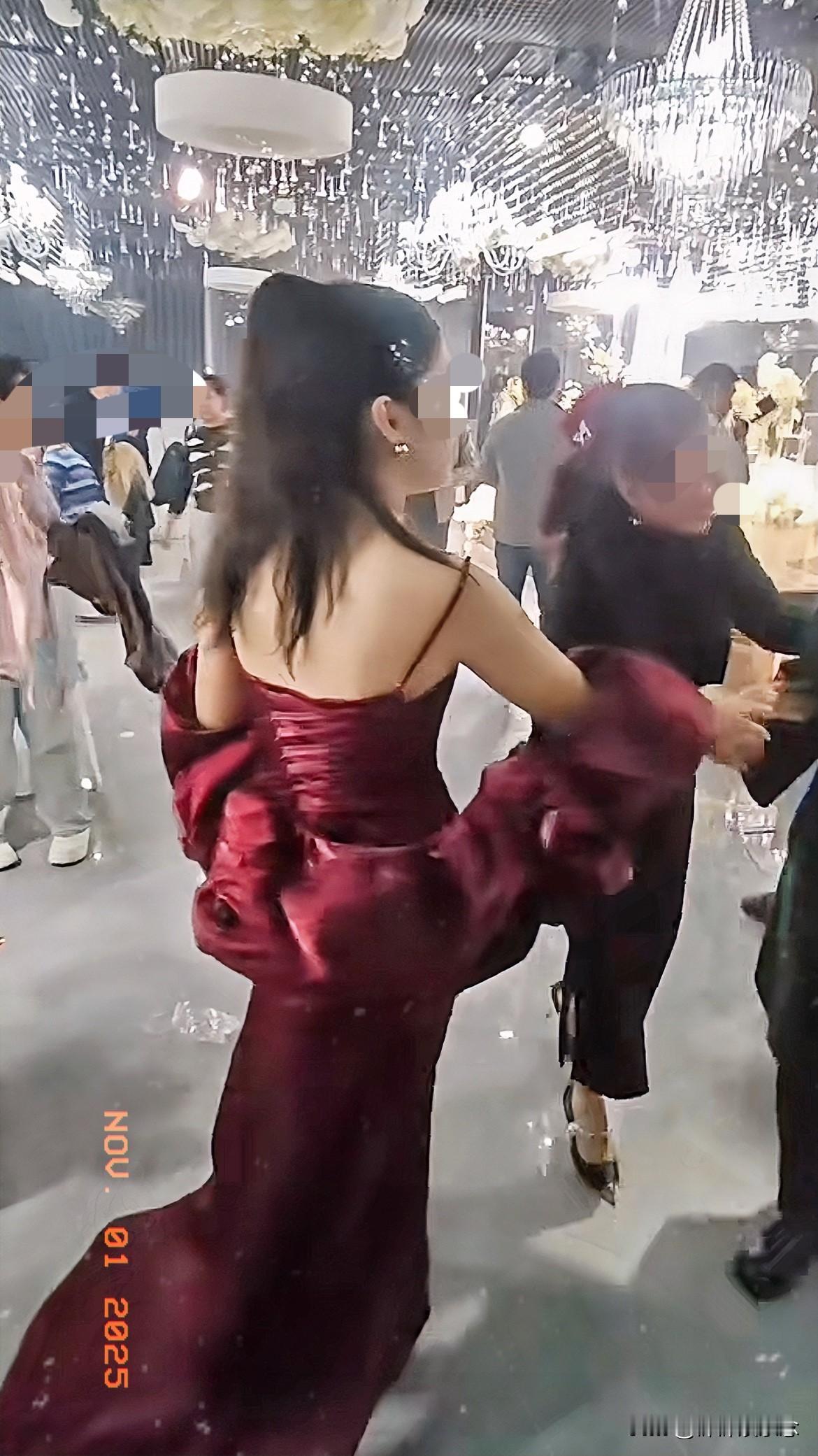 大喜日子宾客全跑光!新娘换完敬酒服出来直接傻眼,22桌就剩空盘了……