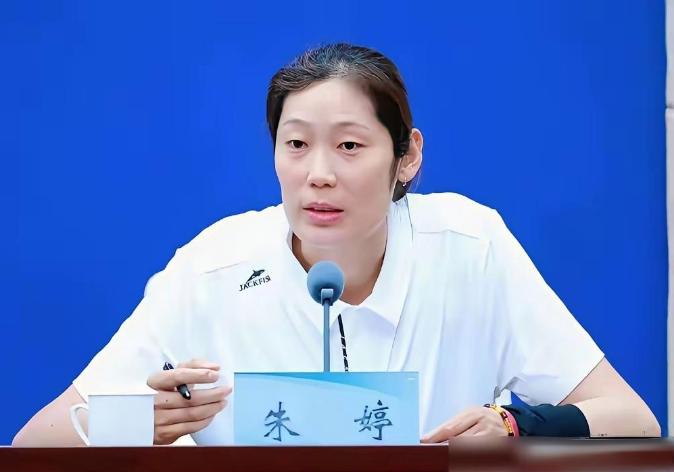 越看越无奈！中国女排如今的被动局面，完全是一步步亲手葬送，属实可惜！当初排协与主