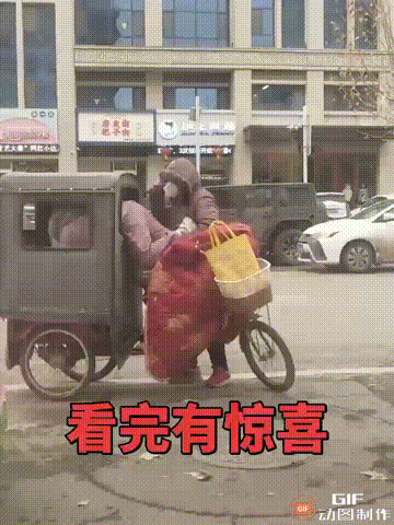 现在的家长能有多离谱？山东菏泽一位奶奶带孩子出门，由于她忘记带三轮车后座的钥匙，