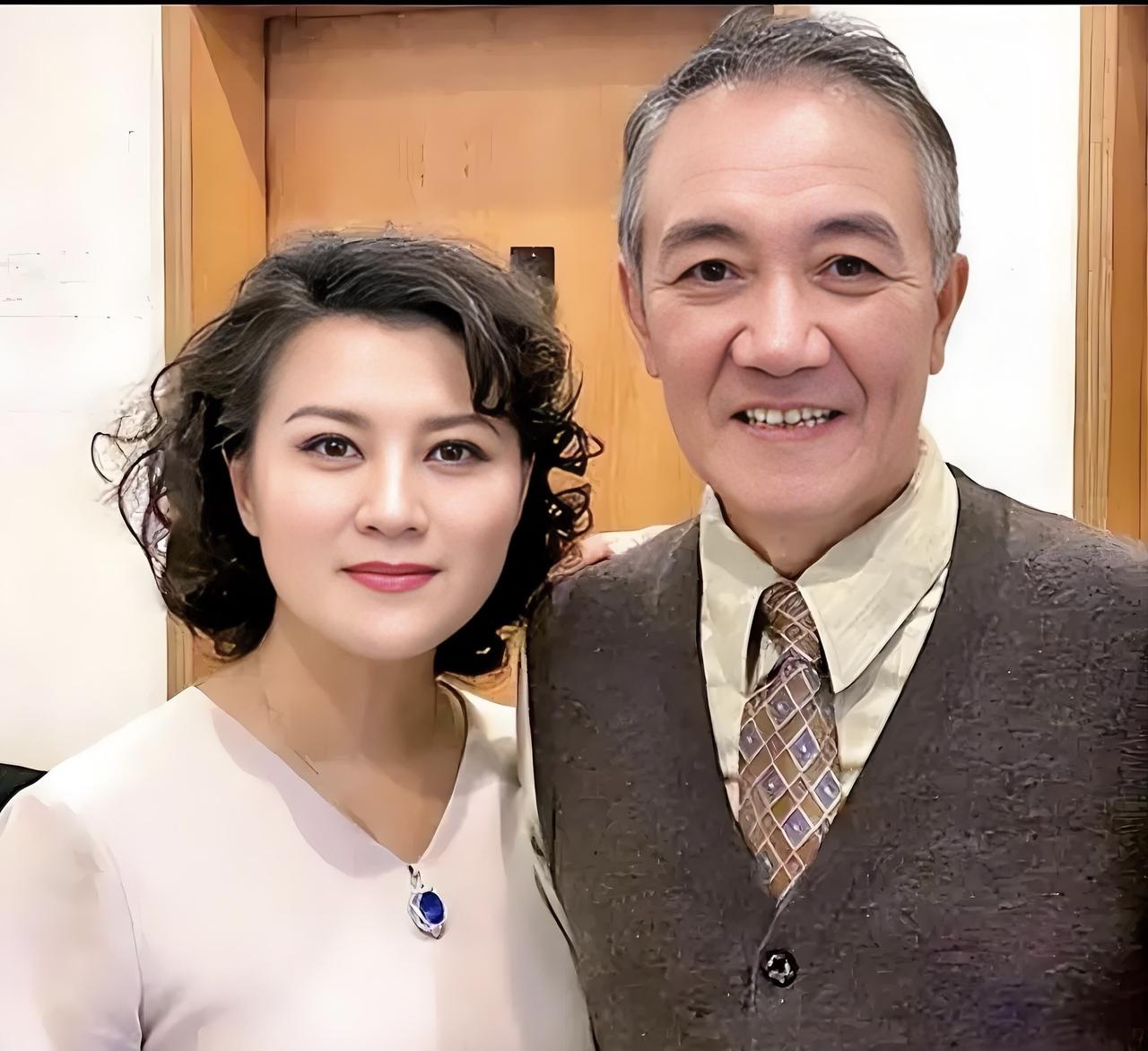 这是恩爱般配的一对夫妻，李幼斌头发变白了，但他气色红润，老了还是比较有气质。