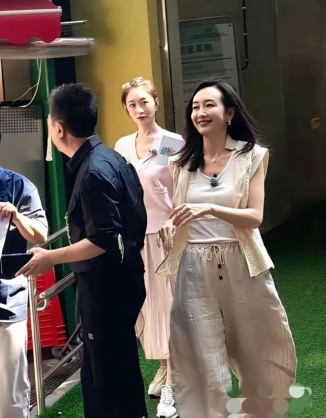 李小冉的脸好小啊，想不到现实中的她脸蛋那么精致，但她脖子的颈纹比较明显，能看出年