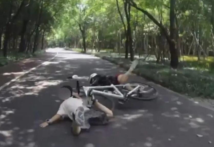 上海，一女子骑着山地车在外环步道内的骑行道上骑行，车速不知不觉提高到30码，就在