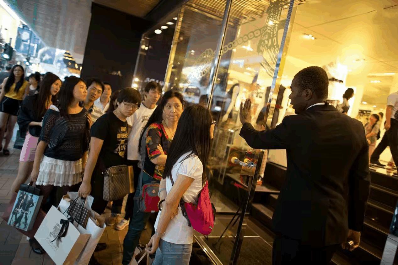 西方奢侈品在中国：降价换增长，消费风向已变近日，西方热议中国奢侈品市场变化。