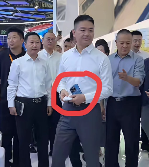 看看这个国内大佬用的是啥手机？怪不得苹果手机在国内这么受欢迎，销量还这么高。​