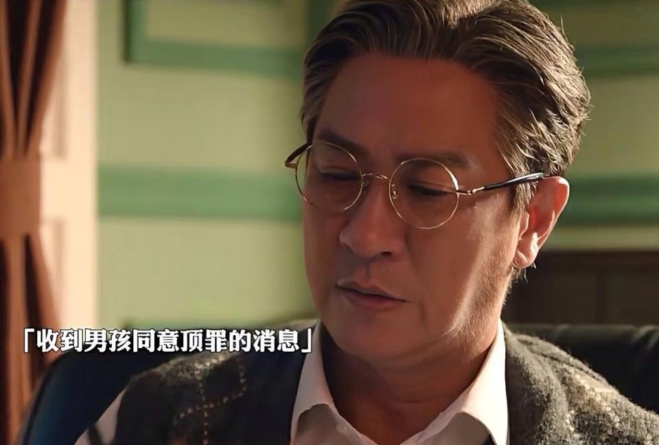 《绝命法官》阿宝死了，法官向黑社会出卖了嫌疑人。嫌疑人阿宝，在受警方保护期间，