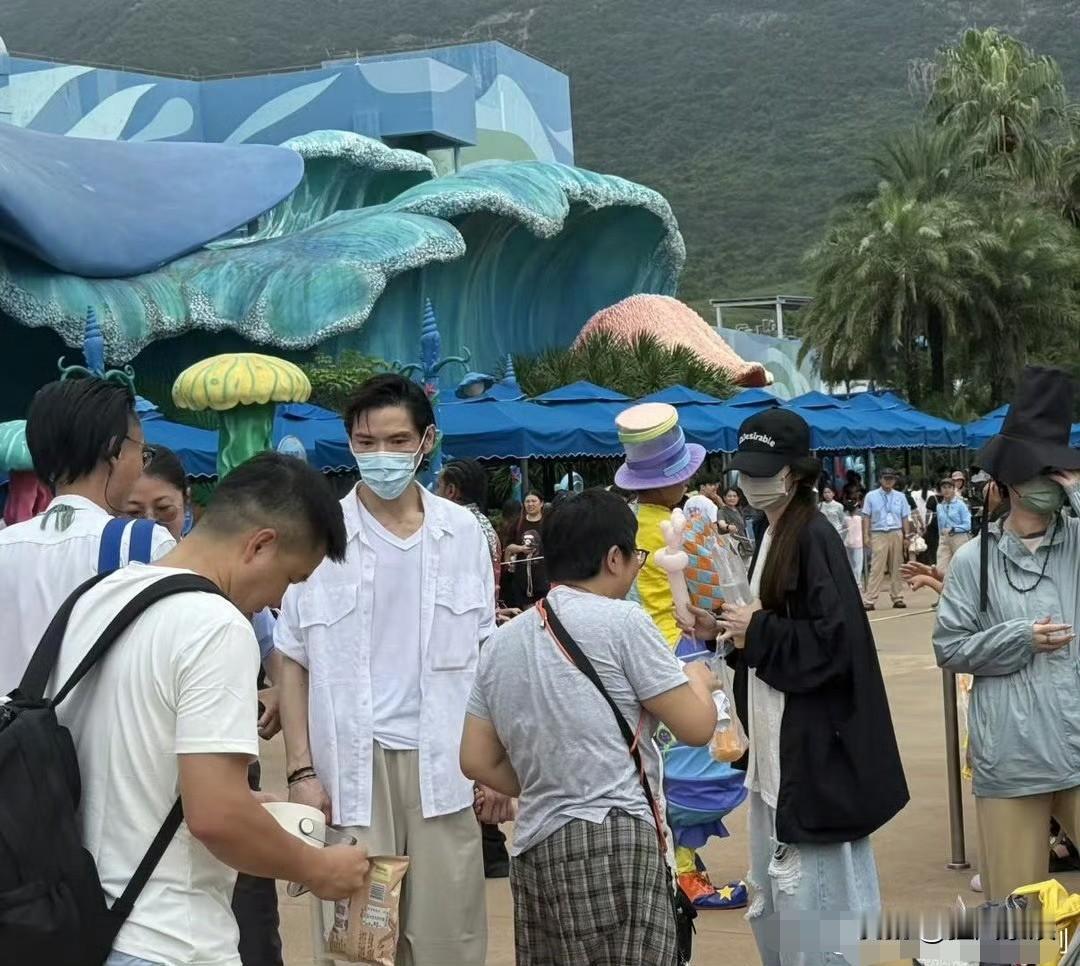 7月22日，有网友在珠海长隆偶遇向佐、郭碧婷一家，随行的还有向华强与向太陈岚。