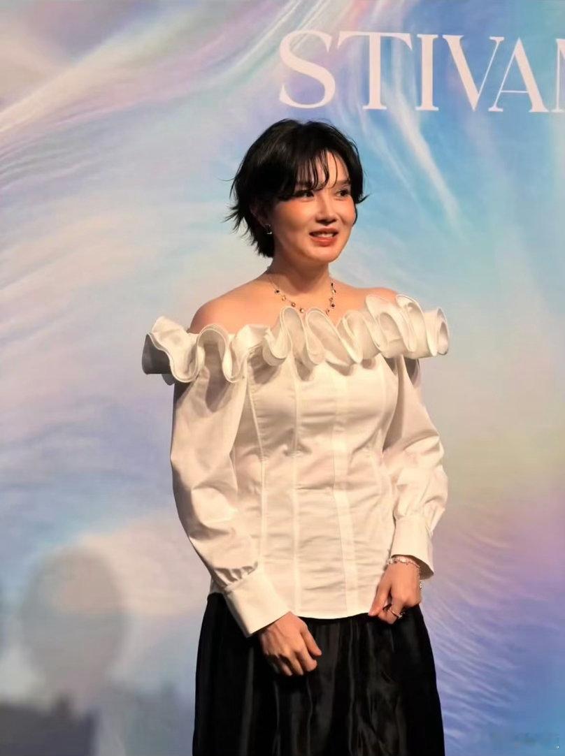 陈小纭已经是完全认不出的程度了其实她微调一下就挺好看的，女明星还是不要有太强的容