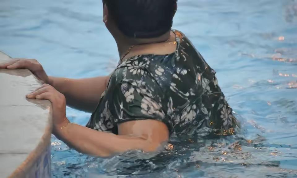 一个常来游泳的老太太被游泳池承包人给驱逐了。这个老太太已经近70岁了，按规定需有