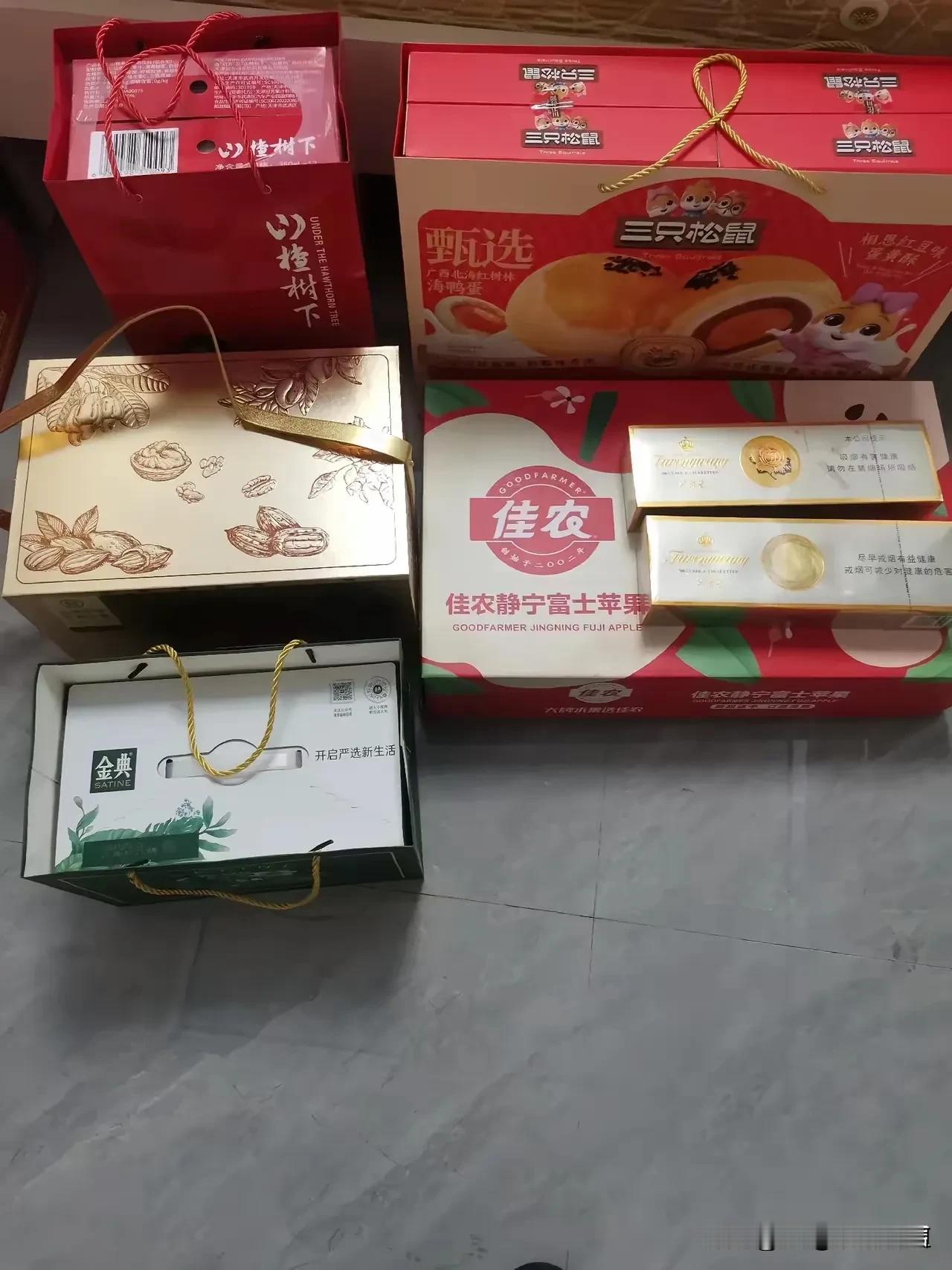 今天弟弟满怀期待地去给女朋友家拜年，拎了两瓶海之蓝和一条中华，还有大包小包礼品总