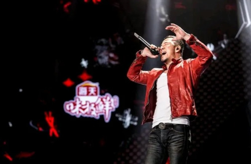 杨坤为什么还能一直活跃在荧屏？说实话，我是有些不明白的！[？？？]论唱歌水
