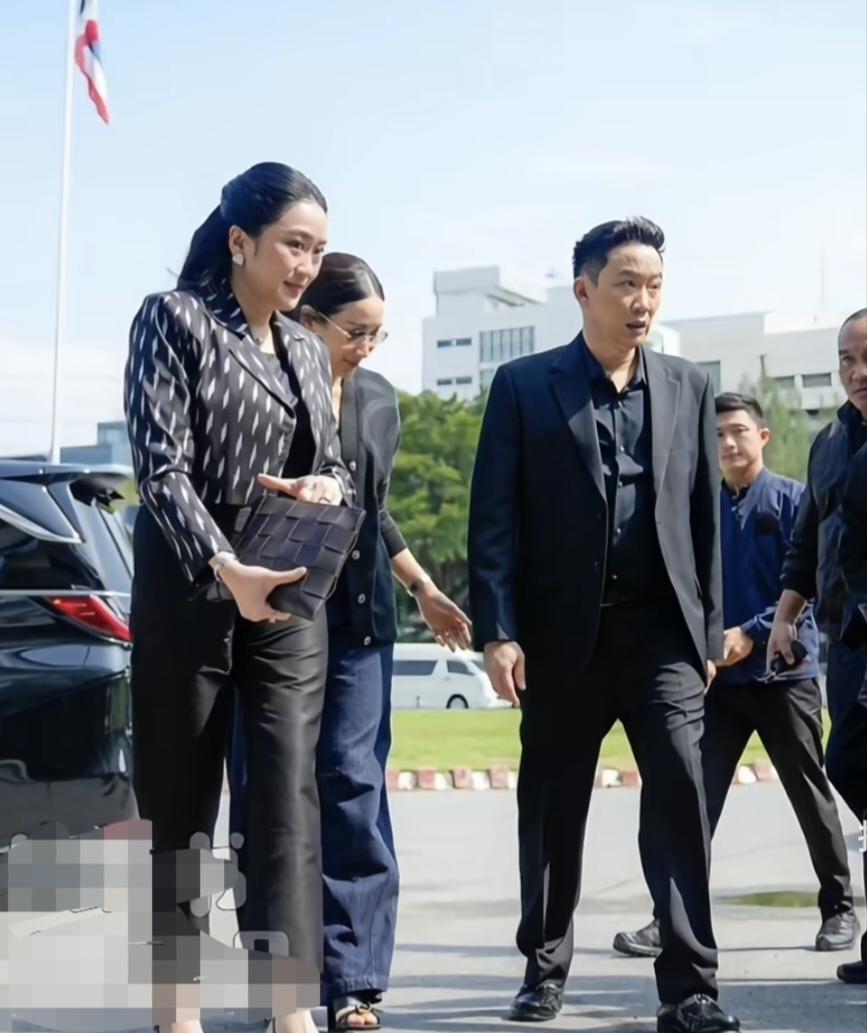 当地时间11月10日上午，佩通坦和姐姐萍通塔还有大哥班通达一起来狱中探视父亲他信