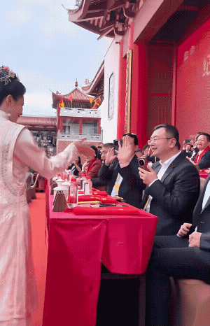 细节决定人品，刘涛能红这么久真的不是靠运气。每年妈祖的诞辰刘涛都会前往参加，毕