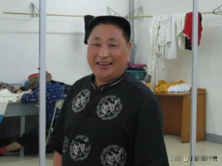 2007年，李正春不幸病逝。赵本山问50个徒弟：“你们大师兄走了，留下孤儿寡母，
