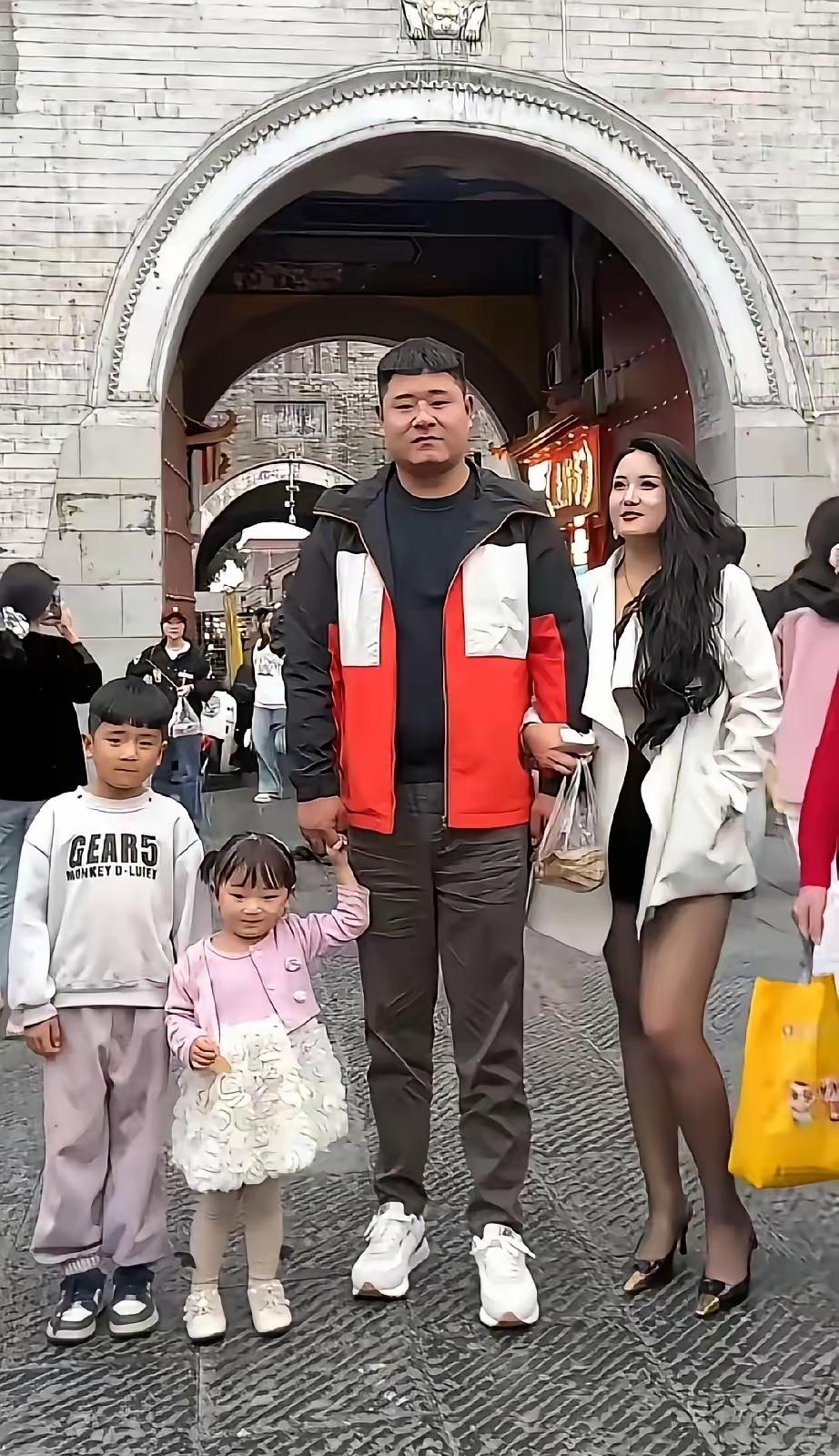 这位帅哥的基因真强大，两个孩子一看就知道是亲生的，而且还是儿女双全，真让人羡慕。