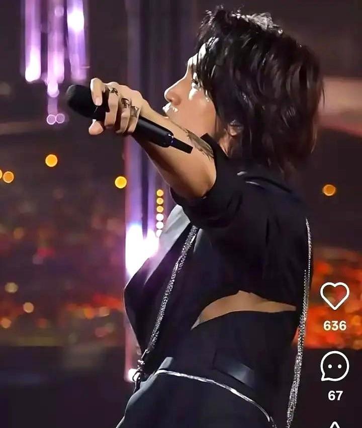 成年人的顶级安全感，不是结婚证，是“我在”。你体会过吗？在人群喧闹的缝隙里，