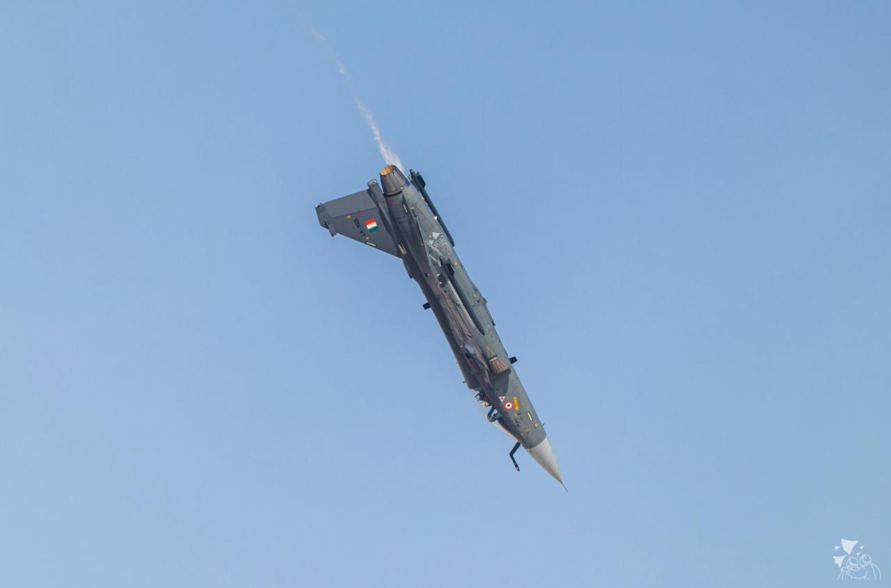 🔻@银杏叶文创工作室拍摄的LCA光辉战机迪拜坠毁最后影像。🔻这个一边飞一