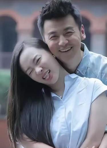2017年，主持人问雷佳音结婚前谈过几次恋爱？雷佳音摆摆手：大学时人家追我，前脚