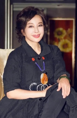 一次，主持人问刘晓庆:“你吃饭有什么忌囗吗？”刘晓庆摇摇头:“我不忌囗，什么都吃