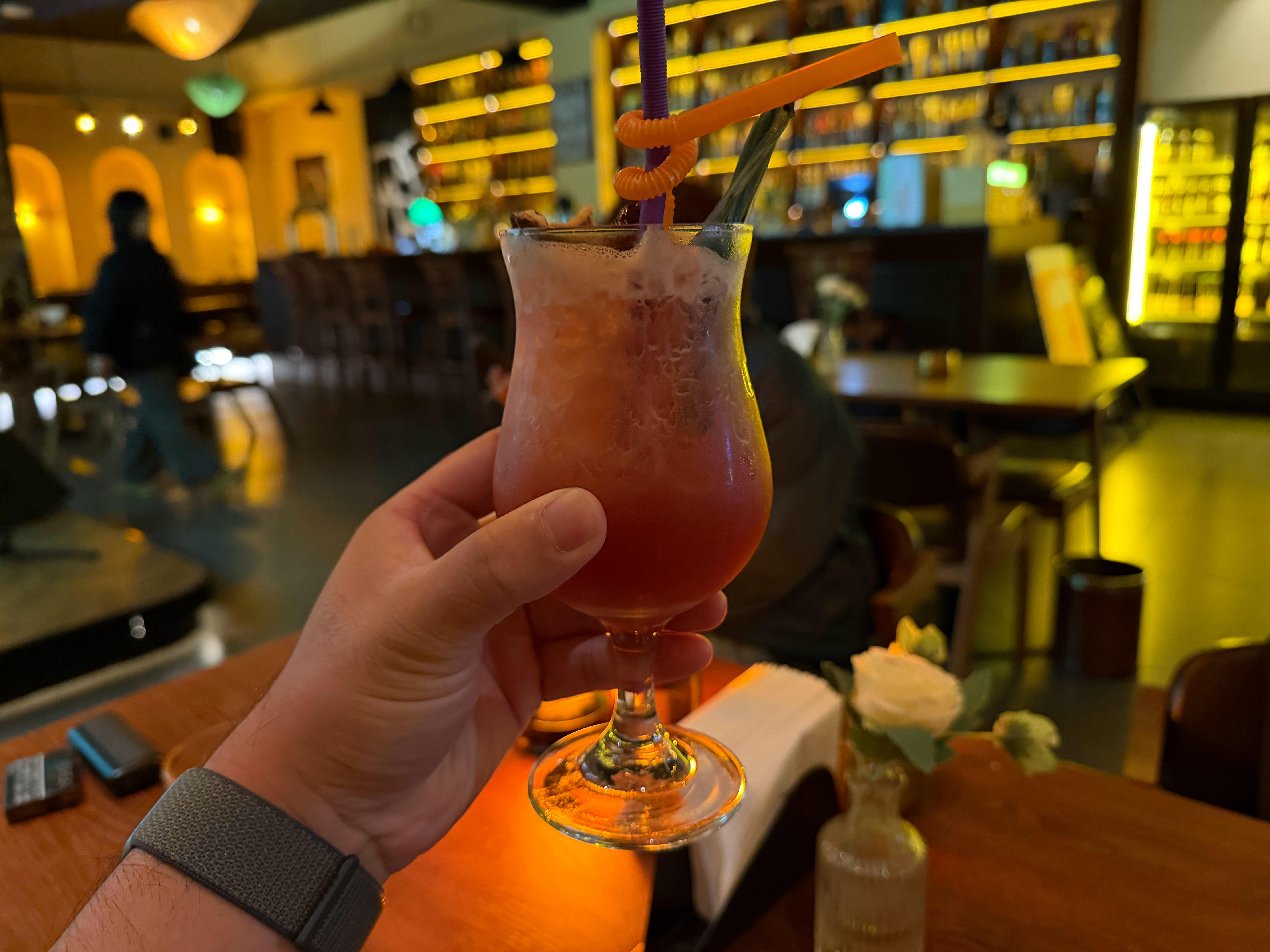 今晚和已经干完活的老师来小酌，唠唠嗑，氛围极好的小酒馆！酒馆小姐姐调酒技术一流，