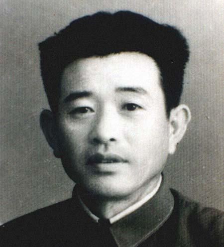 1929年初夏，红军团长正在练兵，喂马的马夫路过训练场，看着训练的红军，忍不住就