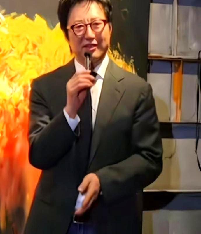 你敢信？当年迷倒半个亚洲的巴黎恋人男主，现在靠画画杀回公众视野了。当年他火