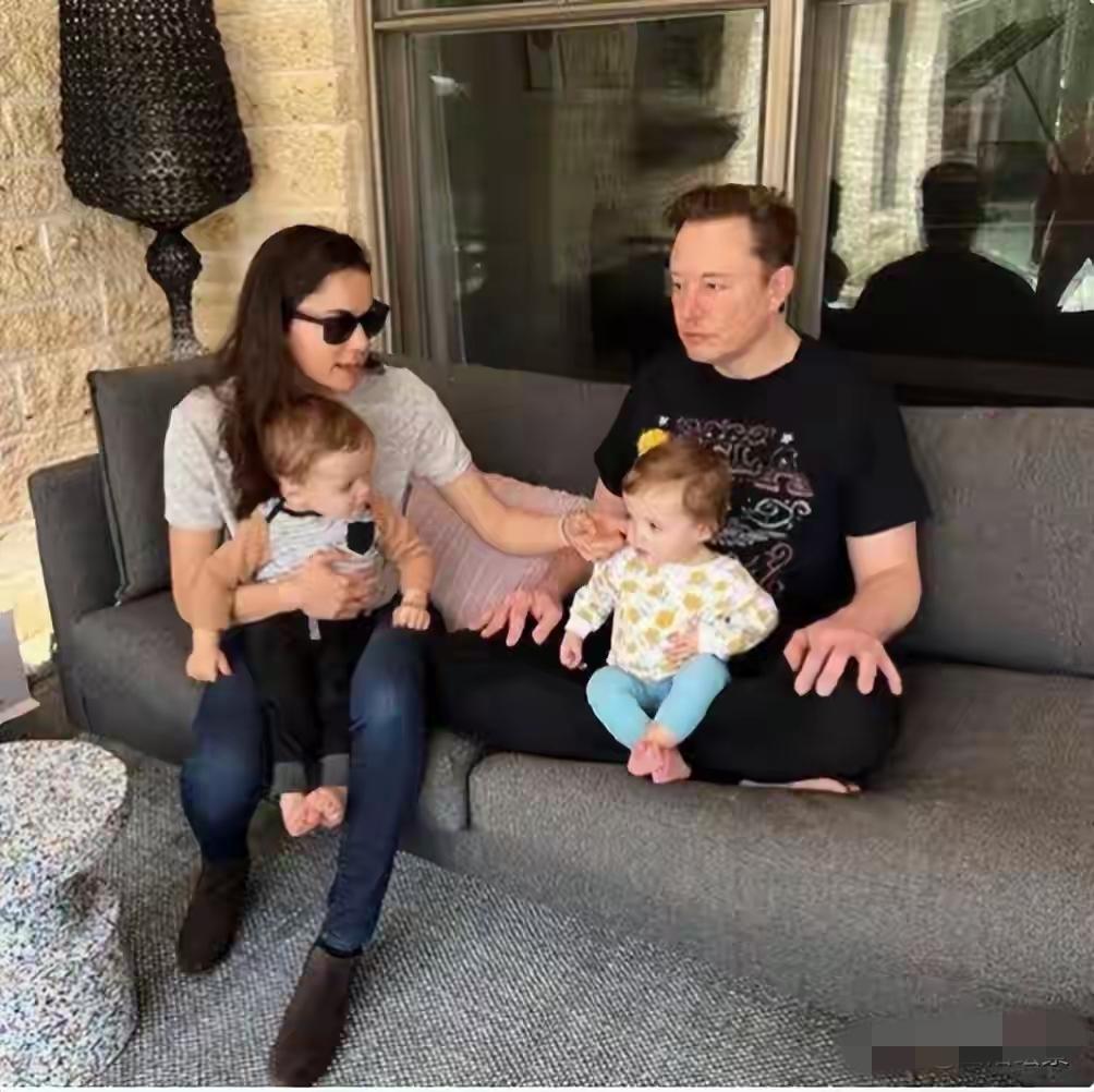 马斯克终于官宣了，承认​齐里斯是他的伴侣，这个给他生了4个孩子，不算漂亮，不靠颜