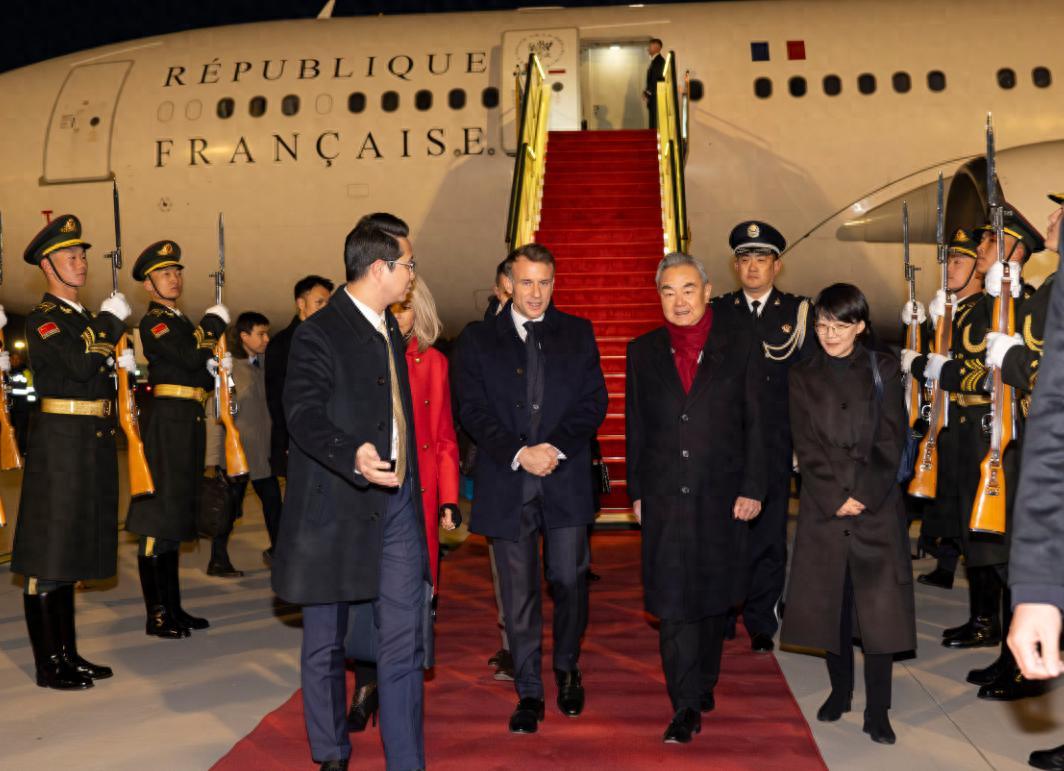 马克龙闪电访华破局！欧洲遭美俄夹击，向东看才是唯一活路2天敲定行程、跨京蓉两