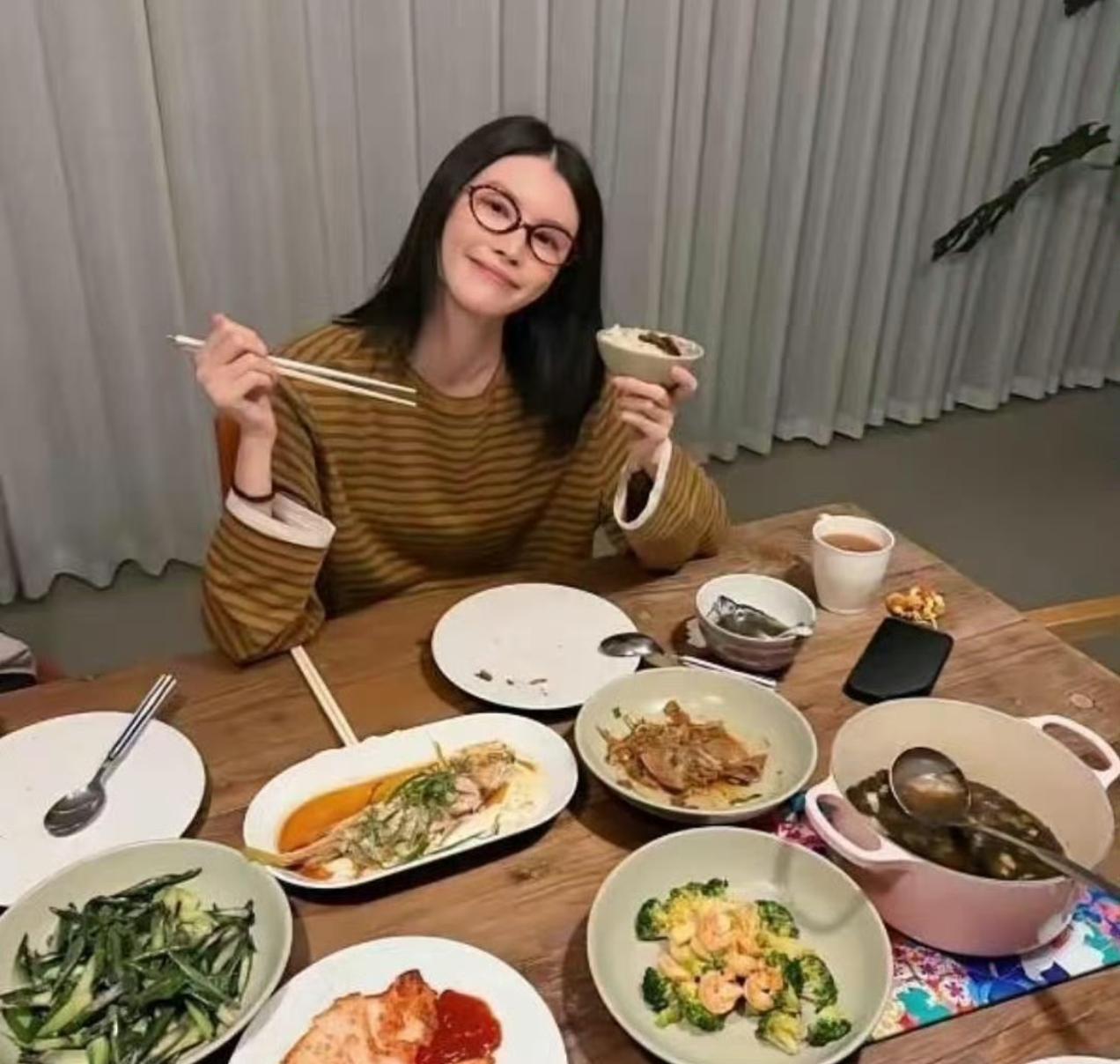二婚的何‏﻿﻿穗晒⁠‎出老⁠公陈伟霆做的‎5菜1‍汤‌‌，二婚都那么甜‎蜜﻿‏真