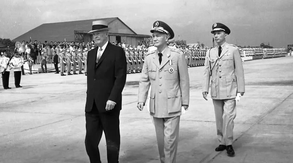 1960年的6.18，时任美国总统艾森豪威尔串访台湾省，受到老蒋的热烈欢迎和最高