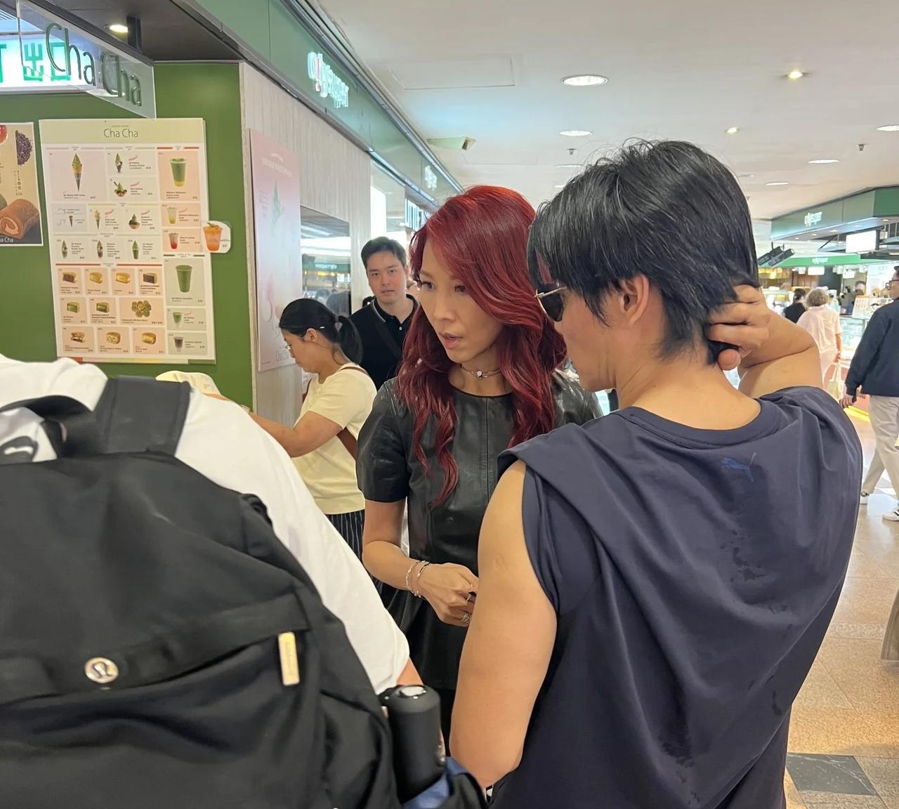 有网友在香港偶遇蔡少芬和老公张晋逛街，娘娘新发色好漂亮啊！果然明星就是明星，真的