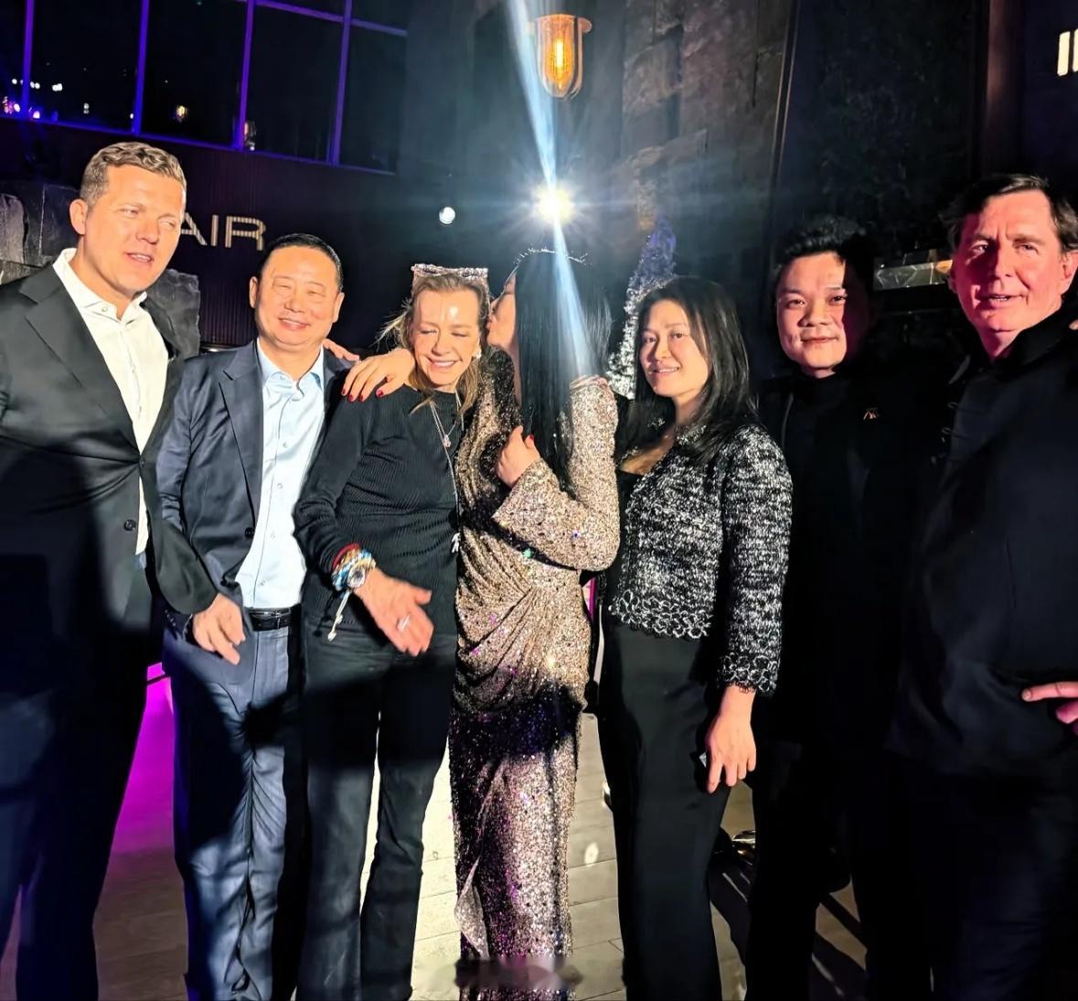 李湘晒出晚宴合影，她为一位女士献上了香吻一枚！能让李湘做出这样的举动，这个人肯定