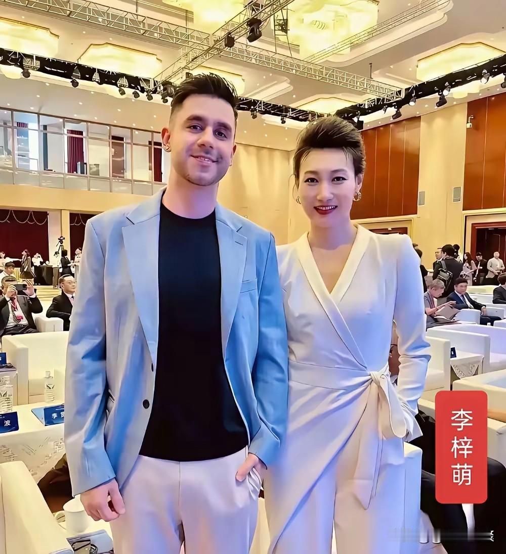 李梓萌身高一米七四，身形十分高挑。就算站在外国人身边，也看不出明显差距。在央视女