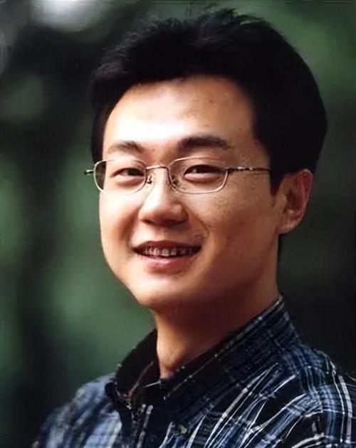 九三阅兵解说员刚强，41岁迎娶二婚的北京台主持人春妮，两人曾约定丁克。然而命运弄