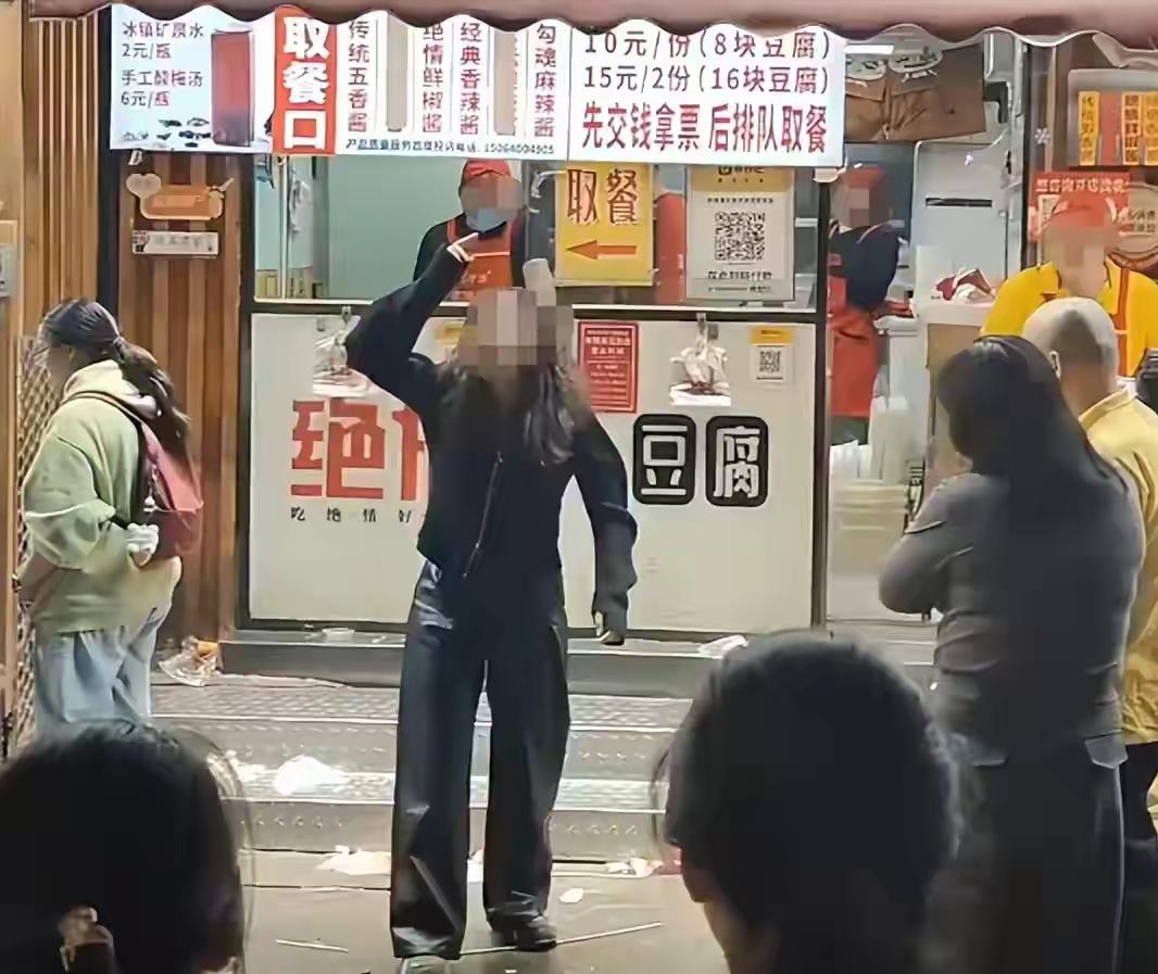 “周扒皮都甘拜下风！”山东济南，一女子大年初五要回杭州上班，想跟父亲吃顿饭，就在