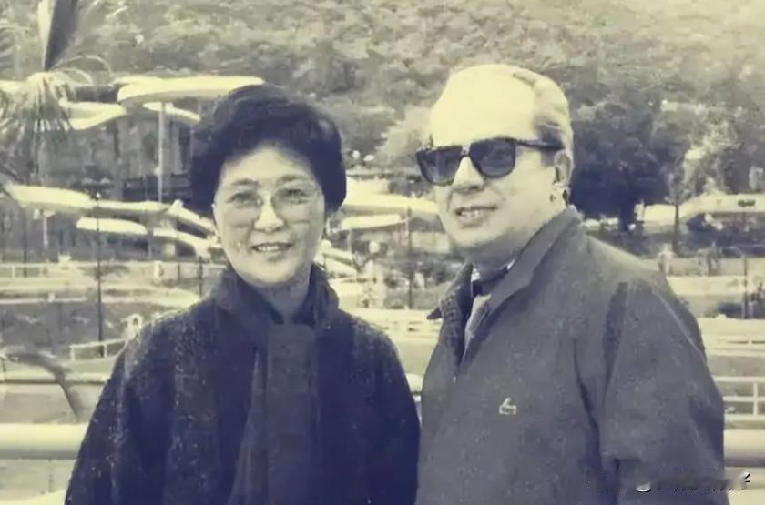 1952年，“面粉大王”荣宗敬的小女儿荣卓如和丈夫的家“哈同花园”被收回，一夜之