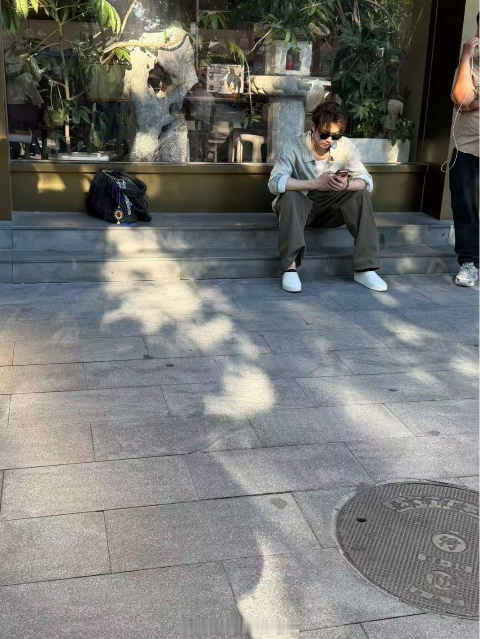 这个男人太可爱了，坐在马路牙子上撸串哈哈哈哈又被路人偶遇了许凯