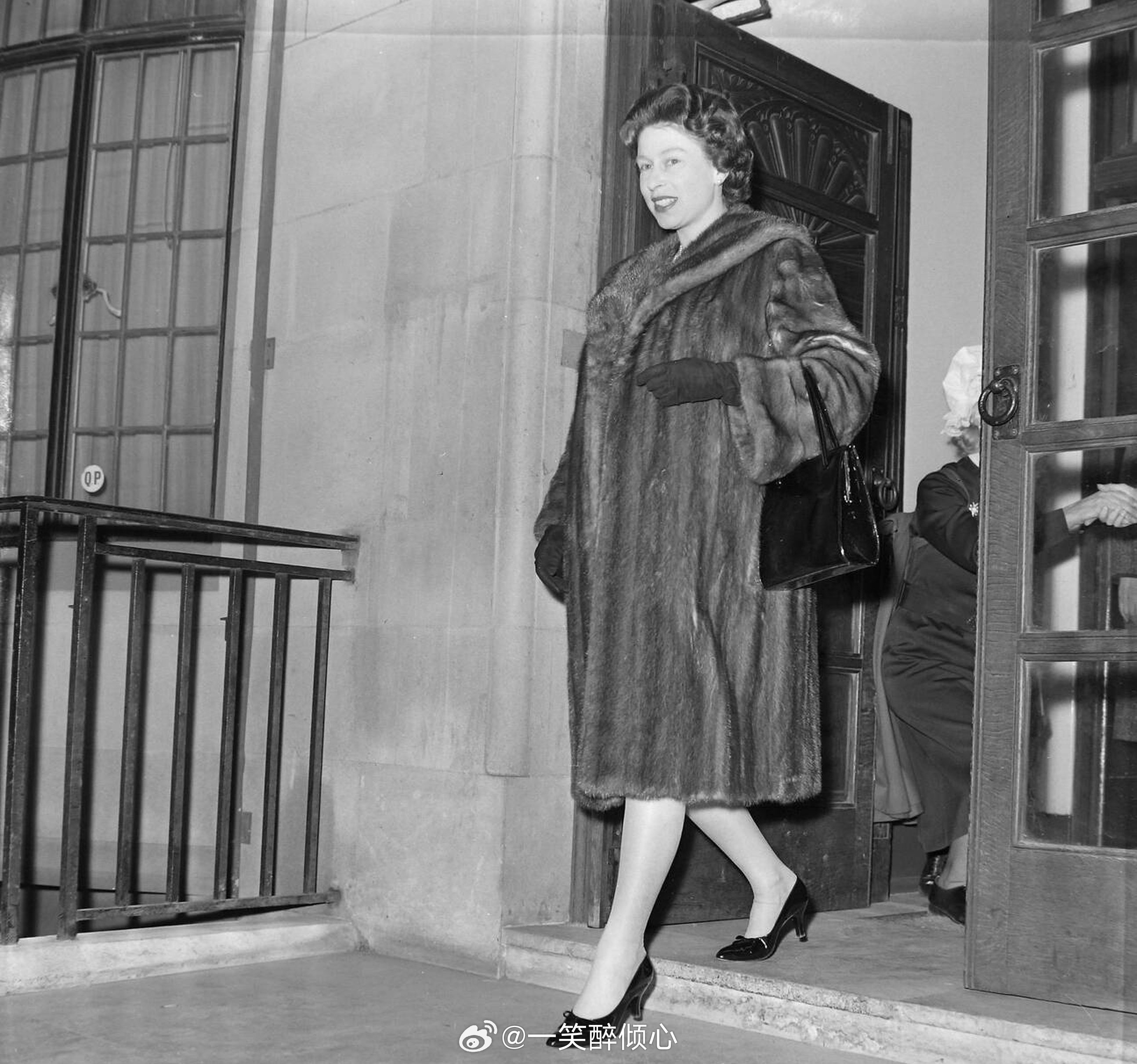 英国王室1964年2月5日，伊丽莎白二世女王在伦敦访问医院🏥那时候她已经处