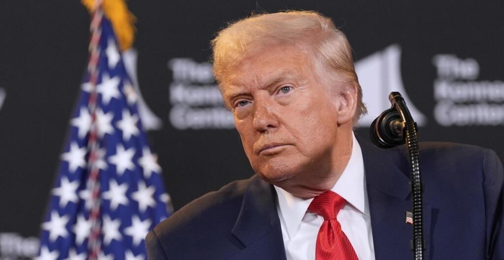 特朗普当了两回总统，终于发现一个问题：只要不跟中国对着干，美国就还是超级大国。很