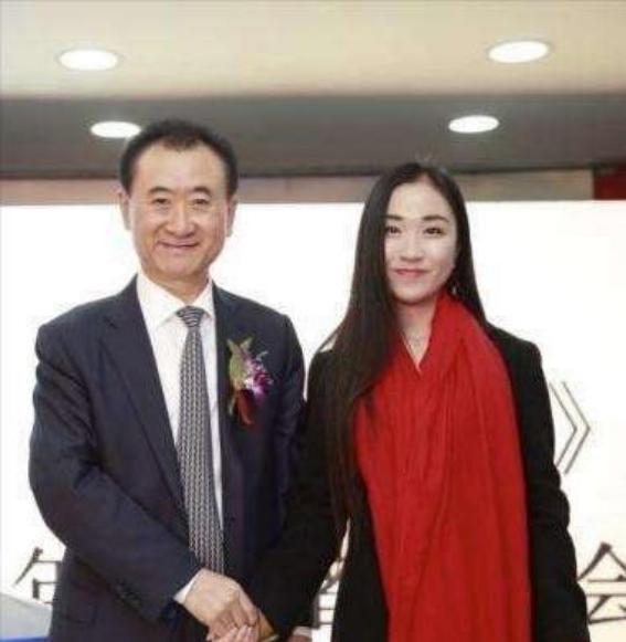 2016年，王健林出差去欧洲，中途飞机上一位漂亮女空乘跑过来说：王总，我这里有好