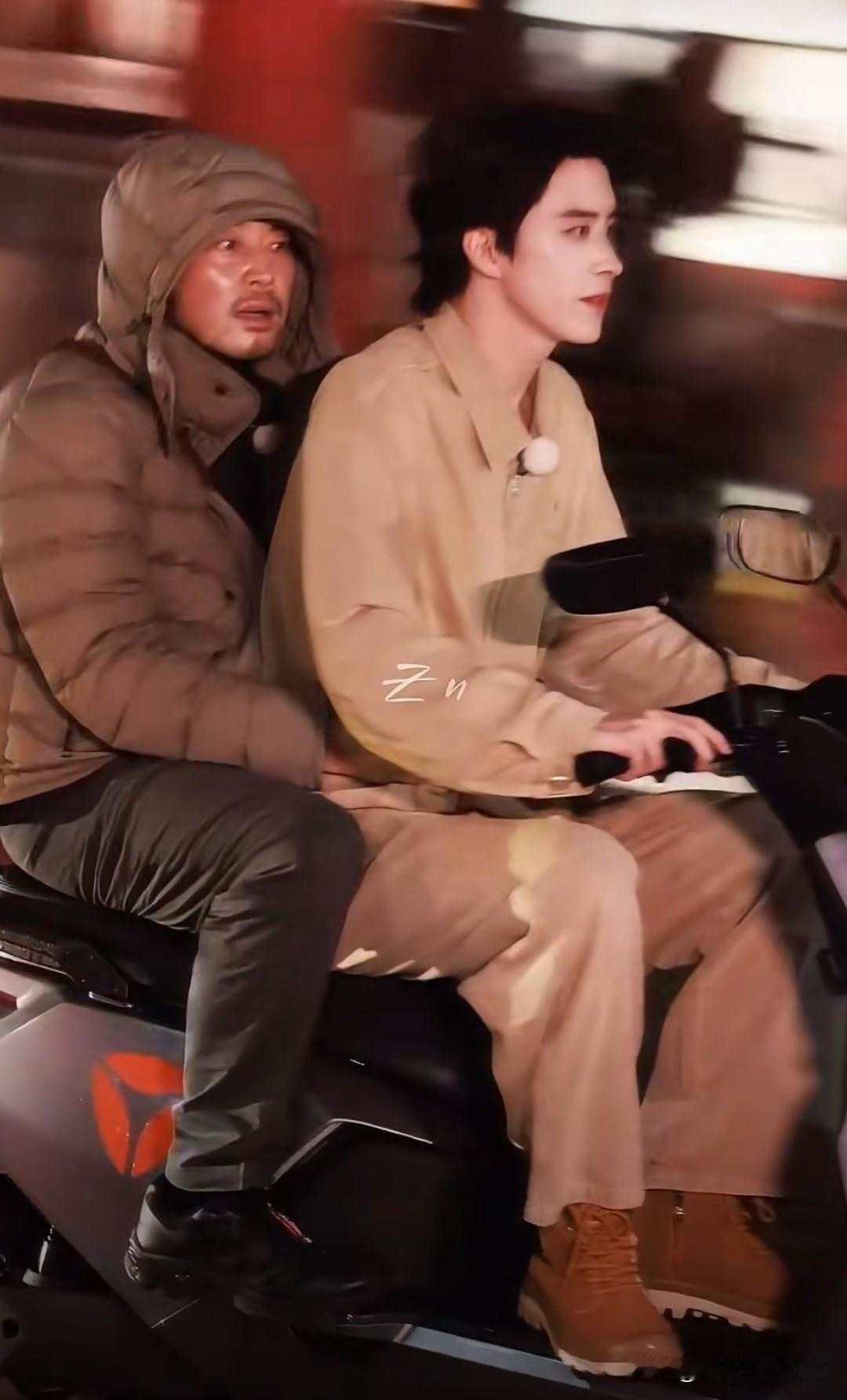 敖瑞鹏骑车带沙溢像送流浪老人，网友讨论了好一阵。现在回头再看，这画面里的温度反而