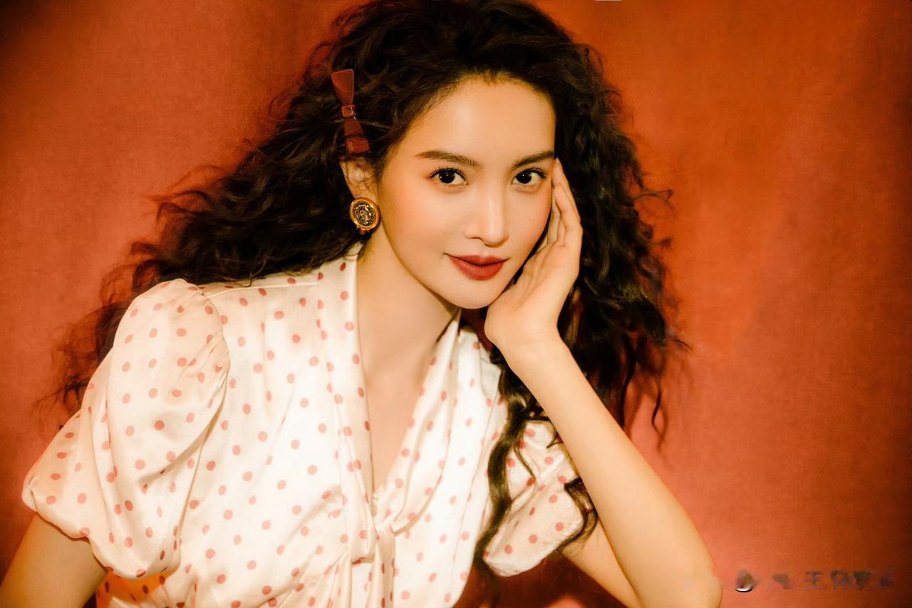 金晨卷发港风美女