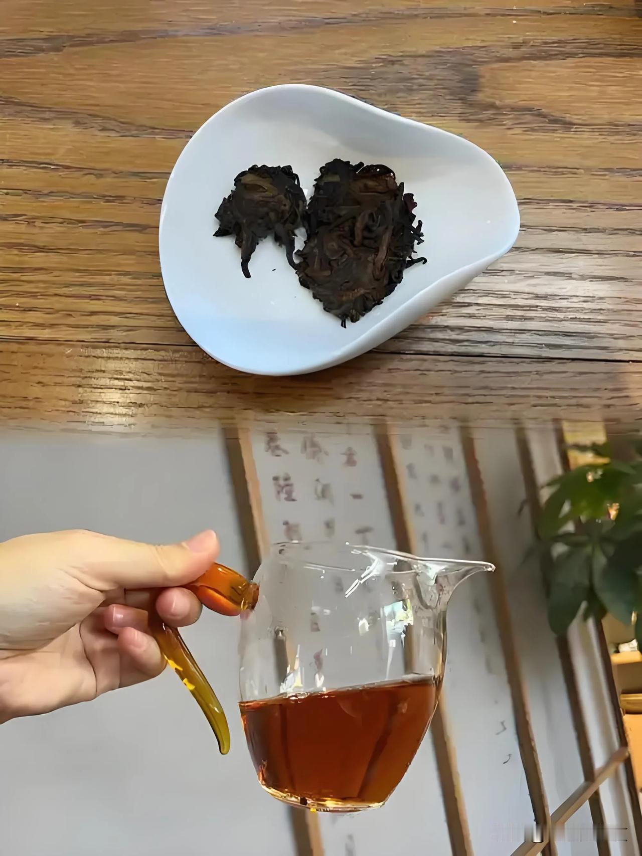 普洱生茶和熟茶是两种不同的工艺，生茶是自然发酵，熟茶是人工渥堆发酵。生茶在长时间