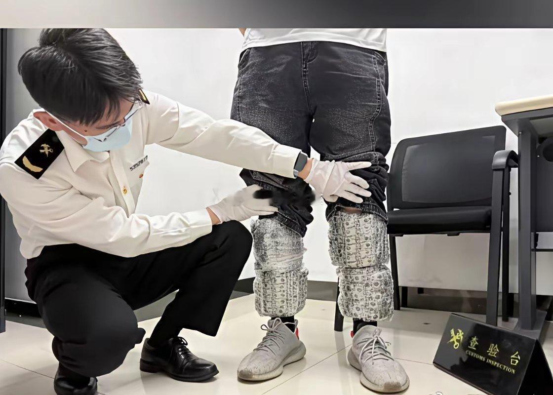 深圳一男子用胶带把1378个旧手机摄像头绑满双腿，外罩牛仔裤想走私入境，走路僵硬