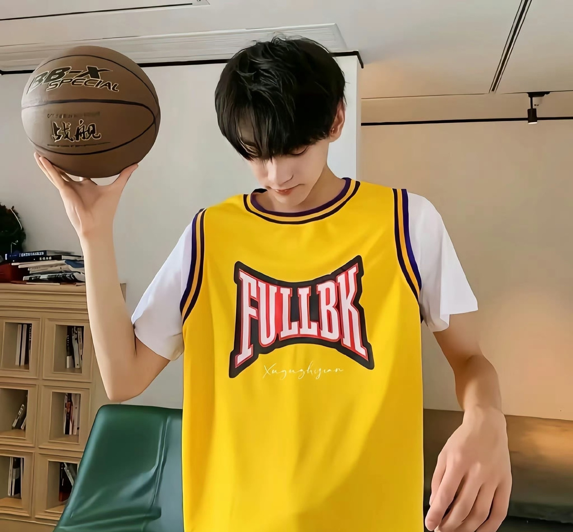 青春言情小说杂志封面男主