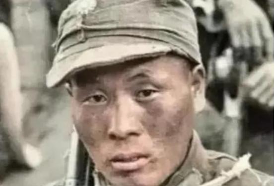 1945年5月，机枪手曾岳峰因伤掉队，没想到，他遇到100名日军正在吃饭！他立马