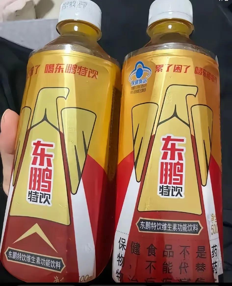 东鹏饮料这两天因为一个细节被推上了风口浪尖。据说林木勤董事长私下聚餐，朋友递了瓶