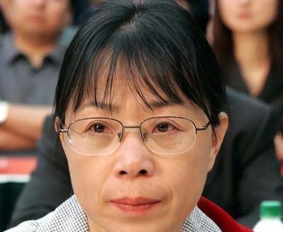 中学校长张桂梅，亲自接见捐款者，定睛一看，眼前这位珠光宝气的富婆原来是自己的学生