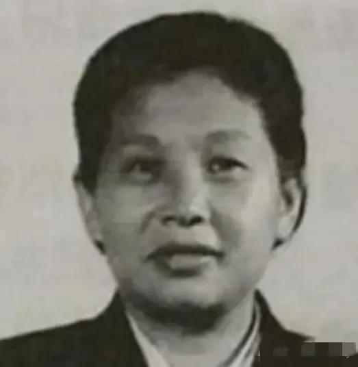 1939年6月12日，湖南平江嘉义镇，22岁的新四军女战士徐敏刚从通